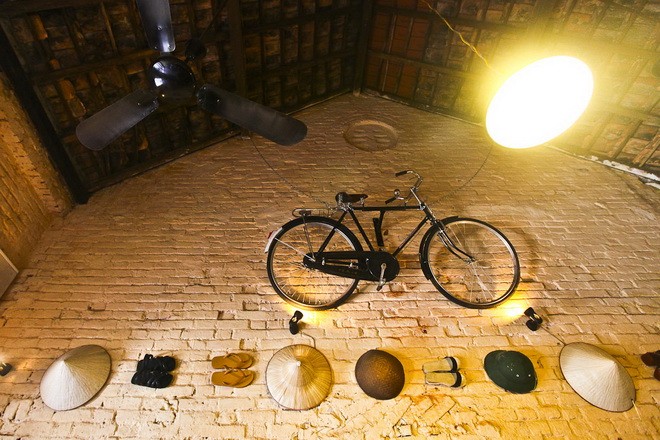 Chiếc xe đạp hiệu "Vĩnh cửu" và các vật dụng hàng ngày của người dân như giày, dép, mũ, nón được treo trang trọng trên tường - Ảnh: Nguyễn Khánh